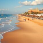 Fuengirola tengerpartja és a Sohail várkastély a háttérben.