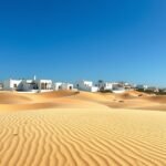 Conil de la Frontera fehér falujának háttérben aranyhomokos dűnék