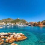 Cala d'Or hajókkal és kristálytiszta vízzel, Mallorca