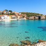 Gyönyörű látkép a Ciutadelláról, Menorca érintetlen öbleivel és napfényes tengerével.