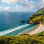 Smaragdzöld partok és a Gulpiyuri strand, Llanes Asztúriában.