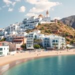 Mojácar fehér falu és modern strandjai Almería hegyén