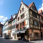 Középkori városkép Stein am Rhein festett homlokzatai mellett