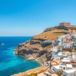 Lindos, Rodosz fehér falu és az Akropolisz látképe a tengerrel