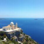 Skopelos szigeti templom a kristálytiszta tenger mellett