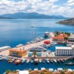 Agios Nikolaos kikötője Krétán gyönyörű tengeri kilátással.