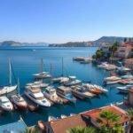 Kassiopi kikötője Korfu északi partján, gyönyörű kilátással