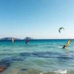 Kitesurfing szörfözők a Prasonisi strandján Rodoszon.