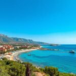 Paleochora gyönyörű tengerpart és hegyek Krétán a Líbiai-tenger mellett.