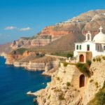 A Hozoviotissa kolostor Amorgos szigetén, a mélykék Égei-tenger partján.