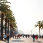 Nizza pálmafái alatt sétáló emberek a Promenade des Anglais-n.