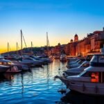 Saint-Tropez kikötője luxusjachtokkal naplementében