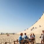 Friss osztrigát kóstoló étkezők a Pilat-dűnénél Arcachonban