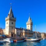 La Rochelle kikötője a két toronnyal és hajókkal