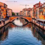 Csatorna és híd Sète városában, színes épületekkel a vízparton.