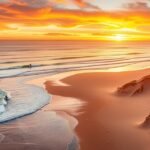 A naplemente a homokos parton, szörfösök a vízben Hossegorban