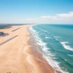 La Baule tengerparti látkép, homokos öböl és hullámok