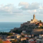 Calvi vára Korzika partján, tenger és hajók mögött.