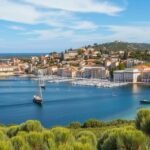 Gyönyörű kilátás Bandol városára Provence-ban, hajókkal és tengerparttal.