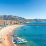 Tengerpart Marseille városában, gyönyörű kilátással a hegyekre.