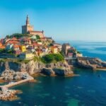 Belle-Île-en-Mer festői tája, színes házakkal és tengerrel.