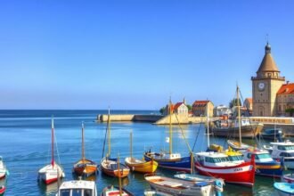 Le Grau-du-Roi régi halászkikötő és hajók a tengeren.