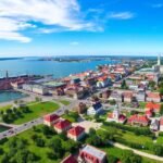 Aalborg város panorámája a toronyból, Limfjorden rel, zöld területekkel.