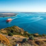 Kép egy kompról, amely Agersø szigete felé halad a gyönyörű vízen.