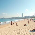 Napfényes Bystranda strand, kristálytiszta víz és napernyők.