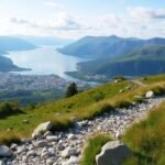 Kilátás a Sukkertoppen hegy tetejéről Ålesund városára és fjordokra