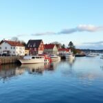 Színes házak és hajók a Haugesund Smedasundet szoros mellett