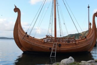 Oseberg viking hajó másolata Tønsbergben Norvégiában