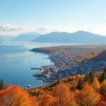 Moss panoráma ősszel, színes fák és fjord háttérben.