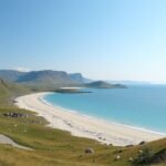 Hovdsundet strand Bodø teraszról nézve; zöld dombok, türkiz víz
