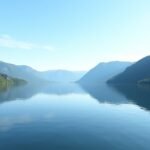 A Farris-tó kristálytiszta vize és lenyűgöző hegyvonulatai.