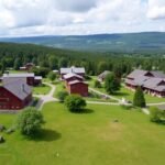 Lillehammeri Maihaugen skanzen légifotója Norvégiában, zöld tájjal.