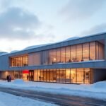 A Norvég Olimpiai Múzeum Lillehammerben, télen hóval borított környezetben.