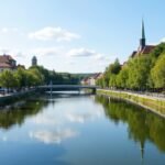 Porsgrunn folyóparti sétány Elvepromenadene és a város látképe.