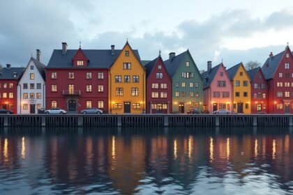 Színes raktárépületek a Nidelva folyón Trondheimban, Norvégiában