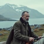 Férfi lóval a fjord mellett, Elverum történelmi környezetének hátterében.