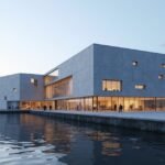 Modern épület a Norvég Olajmúzeumnál Stavangerben, vízparti kilátással.