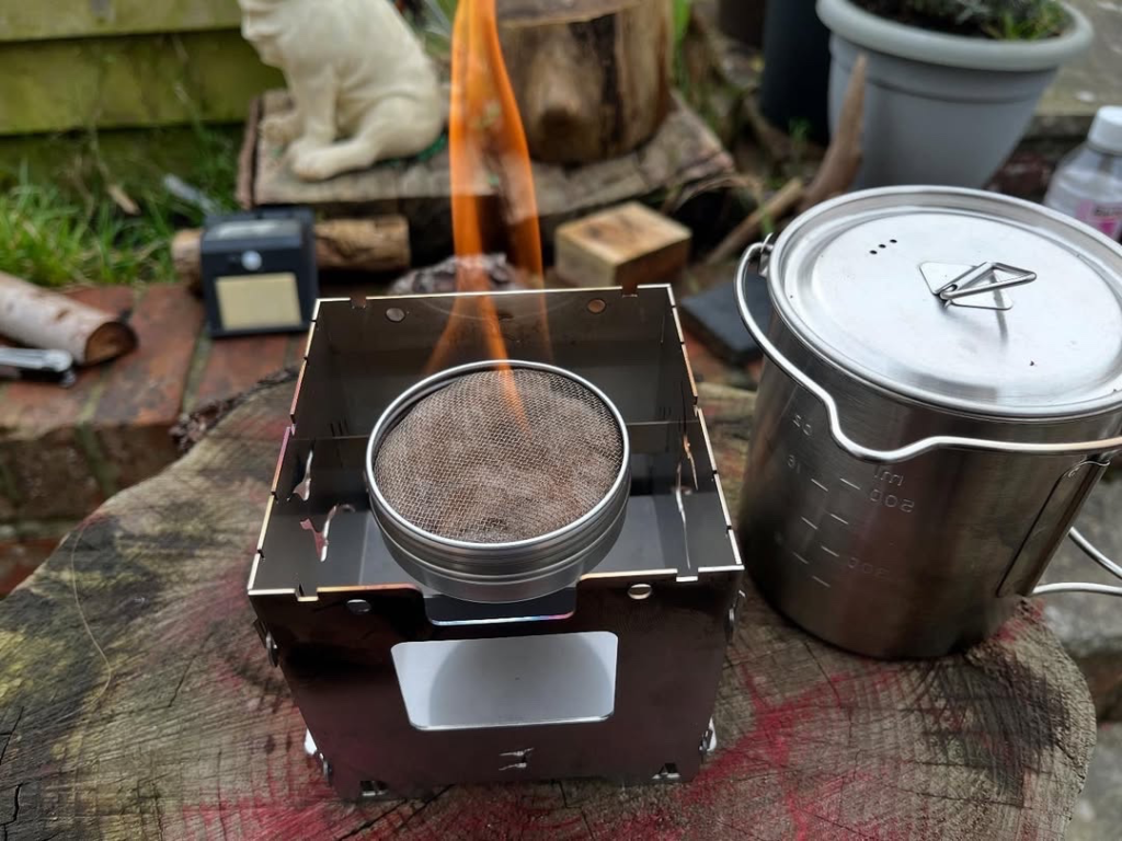 Kültéri tűzhely használata bushcraft sátorozás során
