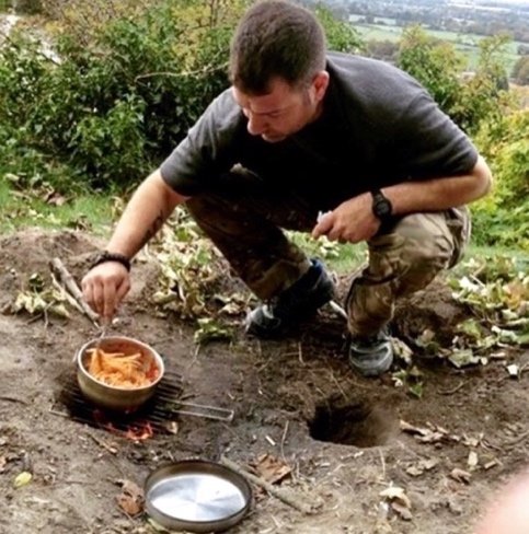 Egy brit önkormányzati dolgozó hétvégenként bushcraftot tanít és a Temu kültéri felszereléseit teszteli 3