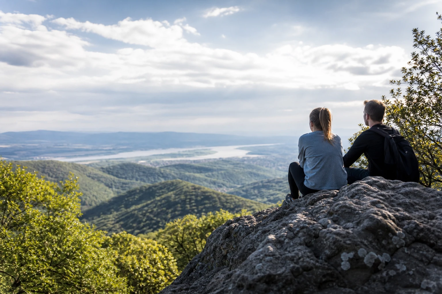 Dobogókő szeptemberben – rövid túrák és nagy panorámák Budapest közelében 1 Fiatalok a Dobogókőn, gyönyörű panorámával Budapest közelében