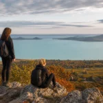 Két túrázó a Badacsonyi kilátópontnál, Balaton őszi panorámájával.