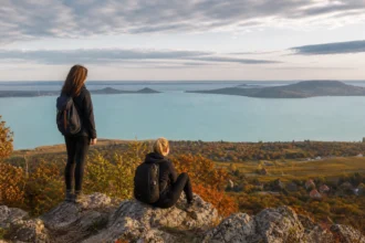 Két túrázó a Badacsonyi kilátópontnál, Balaton őszi panorámájával.