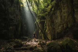 Felfedezés a Holdvilág-árok mélyén, titokzatos sziklák között.