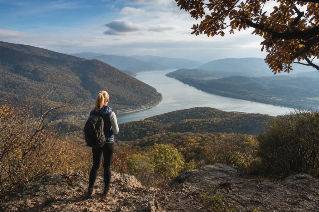 Nő a Hegyes-tetőről nézi a Duna gyönyörű panorámáját