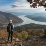 Nő a Hegyes-tetőről nézi a Duna gyönyörű panorámáját