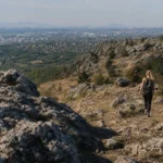 Budaörsi kopárok túra sziklák között Budapest panorámájával